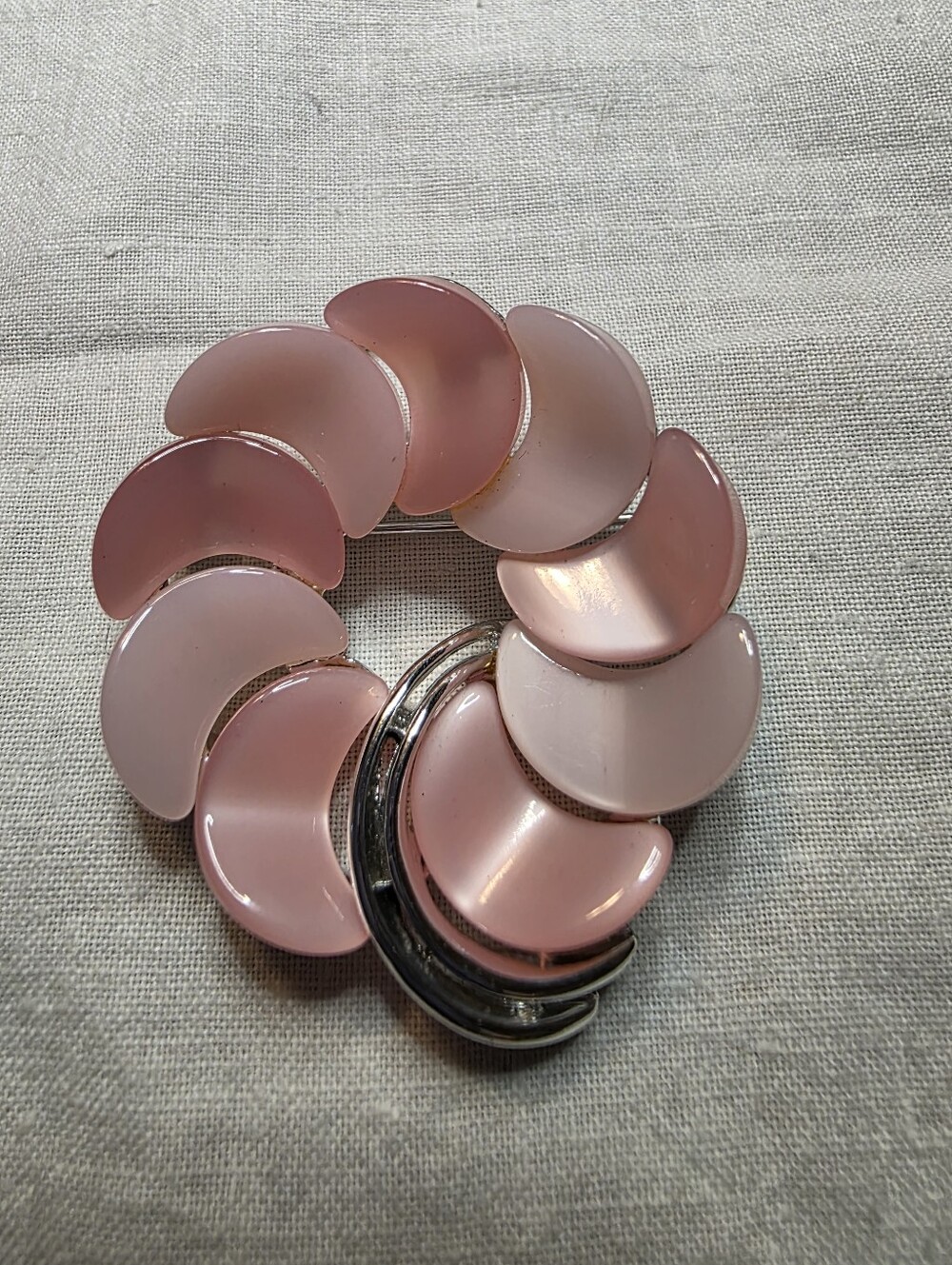 Gorgeous Vintage Lisner Pink Thermoset Lucite Brooch In Silvertone